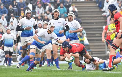 常翔学園対大分東明　後半、相手ディフェンスをかわしトライを決める常翔学園フランカー福本航平（撮影・上田博志）
