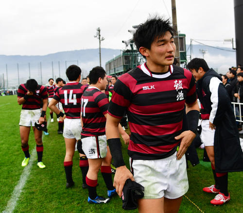 全国高校ラグビー2回戦　報徳学園対国学院栃木　敗退となり引き揚げる報徳学園FB山田響（撮影・清水貴仁）