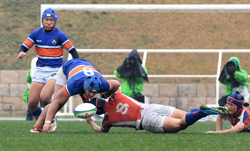 札幌山の手対中部大春日丘　後半、中部大春日丘フランカーNO8福田（右）のタックルを受ける札幌山の手NO8タマエフォラウ（撮影・前岡正明）