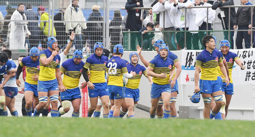 京都成章対尾道　後半、逆転トライに喜ぶ京都成章フィフティーン（撮影・前岡正明）