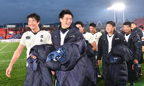 青森山田対浦和　青森山田に勝利し笑顔を見せながらピッチを引き揚げる浦和フィフティーン（撮影・上田博志）