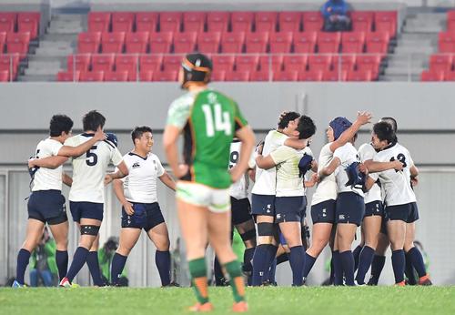 青森山田対浦和　青森山田に勝利し抱き合って喜ぶ浦和フィフティーン（撮影・上田博志）