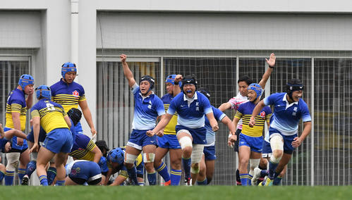京都成章対尾道　前半、先制トライを決め喜ぶ尾道フィフティーン（撮影・前岡正明）