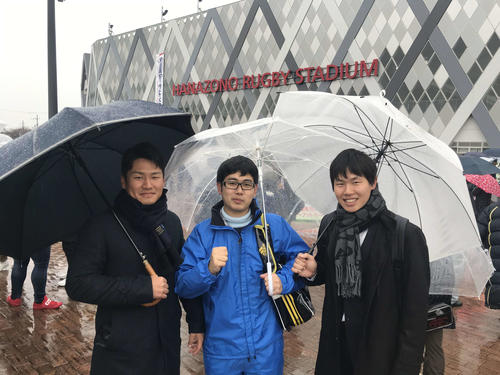 ラグビー部を応援するために花園ラグビー場に駆けつけた、左から常翔学園野球部コーチの上坂俊貴さん、生徒指導部の土屋莞志さん、野球部コーチの村上加寿人さん（撮影・真柴健）