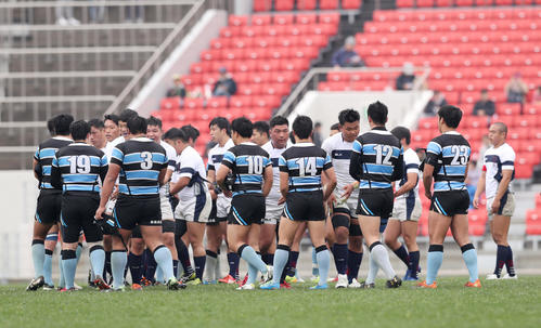 大阪桐蔭対茗渓学園　試合を終え握手を交わす両チームの選手たち（撮影・前田充）