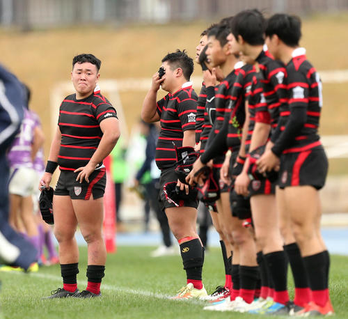 試合に敗れ、無念の表情であいさつする黒沢尻工・鈴木虎鉄主将ら（撮影・野上伸悟）