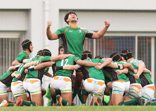 試合前にトンガ式の儀式で盛り上げる青森山田NO8フィナウ（撮影・野上伸悟）