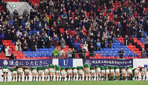 試合後、浦和スタンドにあいさつに向かい拍手を受ける青森山田フィフティーン（撮影・上田博志）