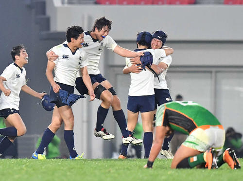 青森山田対県浦和　青森山田に勝利し抱き合って喜ぶ県浦和フィフティーン（撮影・上田博志）