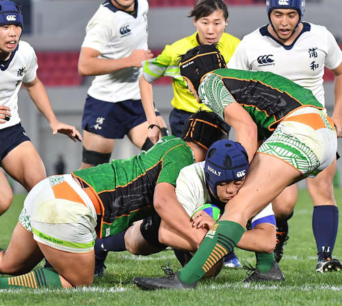 青森山田対県浦和　後半、中央へ飛び込み勝ち越しトライを決める県浦和フッカー山際（手前中央）（撮影・上田博志）
