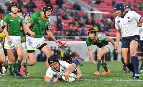 青森山田対浦和　後半、中央にトライを決める浦和NO8松永拓実主将（撮影・上田博志）＝2019年12月30日、花園ラグビー場
