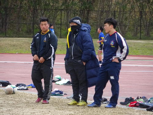 3回戦を前に調整を行った京都成章の湯浅泰正監督（中央）と西村優希（左）三木皓正（右）のW主将（撮影・加藤裕一）