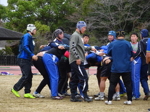 3回戦を前にスクラム練習を行う京都成章フィフティーン（撮影・加藤裕一）