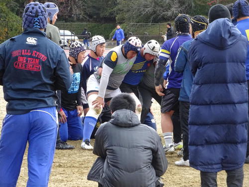 3回戦を前にスクラム練習を行う京都成章フィフティーン（撮影・加藤裕一）