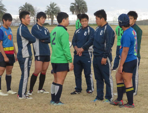 桐蔭学園戦に向け、練習で指示を出す県浦和主将のNO8松永（右から3人目）