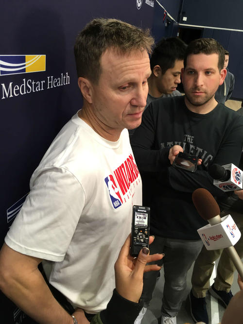 NBAウィザーズ八村のけがの状態について話すブルックス監督（撮影・奥岡幹浩）