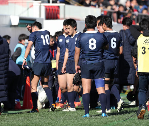 桐蔭学園対浦和　桐蔭学園に敗れ肩を落とす県浦和フィフティーン（撮影・白石智彦）