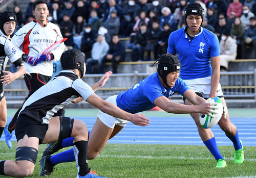 光泉対御所実　前半、トライを決める御所実FB石岡（撮影・前岡正明）