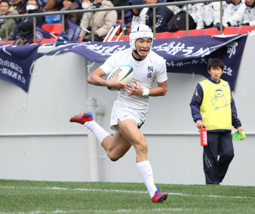 桐蔭学園対浦和　トライを決める桐蔭学園WTB飯塚（撮影・白石智彦）
