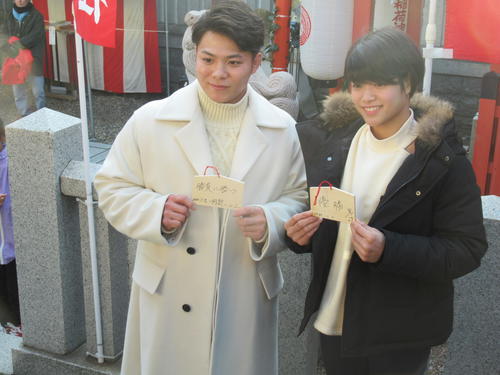 初詣で絵馬を奉納する柔道の阿部一二三（左）と詩きょうだい（撮影・実藤健一）