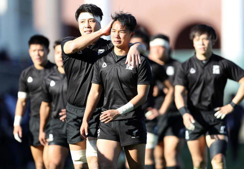 早大対天理大　試合に敗れ、泣きじゃくる天理大の選手たち（撮影・狩俣裕三）