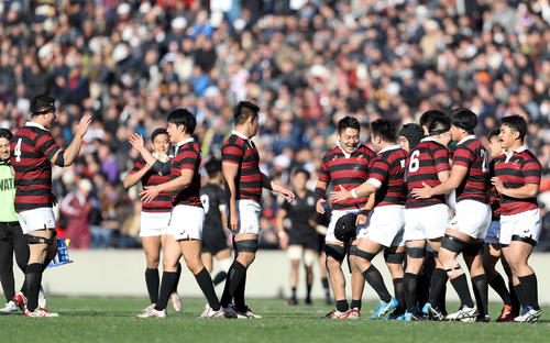 早大対天理大　試合後、決勝進出を決め、喜び合う早大の選手たち（撮影・狩俣裕三）