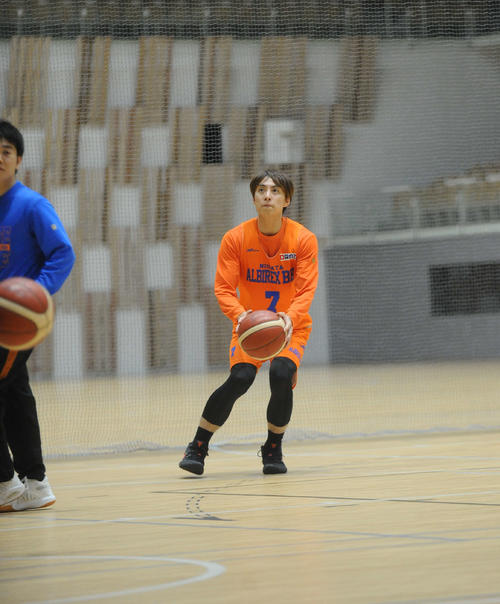 練習でシュートを狙う新潟アルビレックスBBのPG五十嵐圭