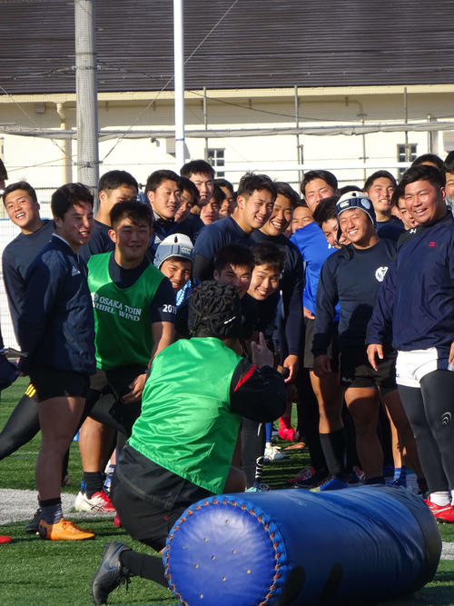 桐蔭学園戦へ、試合前恒例のタックル練習で締めくくった大阪桐蔭フィフティーン（撮影・加藤裕一）