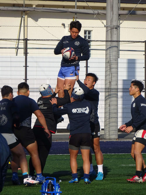 桐蔭学園戦を前に、ラインアウトの確認を行う大阪桐蔭FW（撮影・加藤裕一）