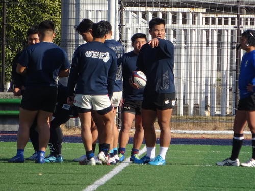 桐蔭学園戦を前に、プレーをチェックする奥井章仁主将（中央）ら大阪桐蔭フィフティーン（撮影・加藤裕一）
