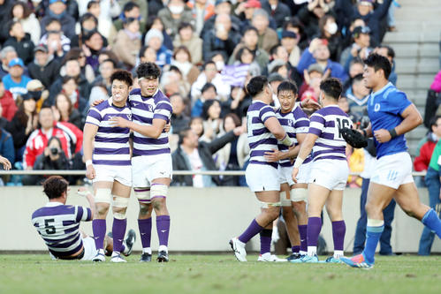 明大対東海大　試合終了後、決勝進出を決め、喜び合う明大の選手たち（撮影・狩俣裕三）