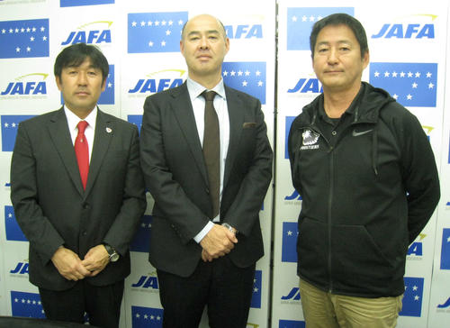 国際大会での奮闘を誓う日本代表・藤田HC（右）、大学代表・米倉監督（中央）、U－19代表・小林監督（撮影・吉池彰）