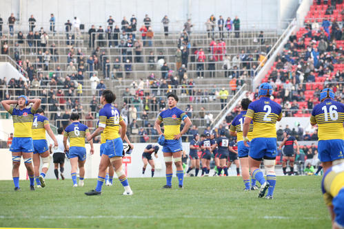 京都成章対常翔学園　常翔学園に終了間際の逆転トライで敗れボー然とする京都成章フィフティーン（撮影・上山淳一）