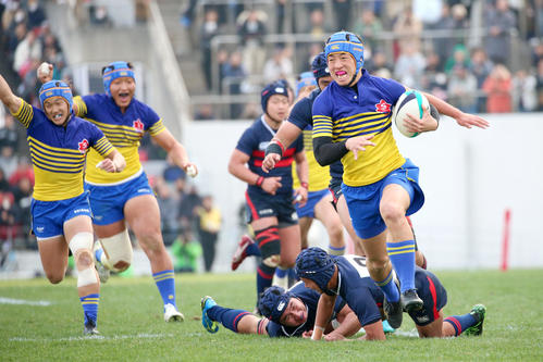京都成章対常翔学園　前半、京都成章CTB松沢が独走し、トライを決める（撮影・上山淳一）
