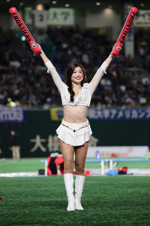 関学大対富士通　富士通のチアリーダーで土屋太鳳の姉・炎伽さん（撮影・丹羽敏通）