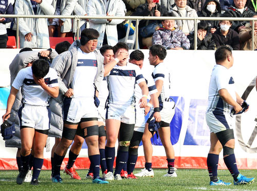 桐蔭学園に敗れ、泣きながら引き揚げる大阪桐蔭フィフティーン（撮影・上山淳一）