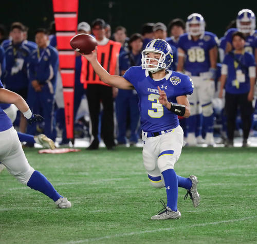 関学大対富士通　第1Q、パスを投じる関学大QB奥野（撮影・丹羽敏通）