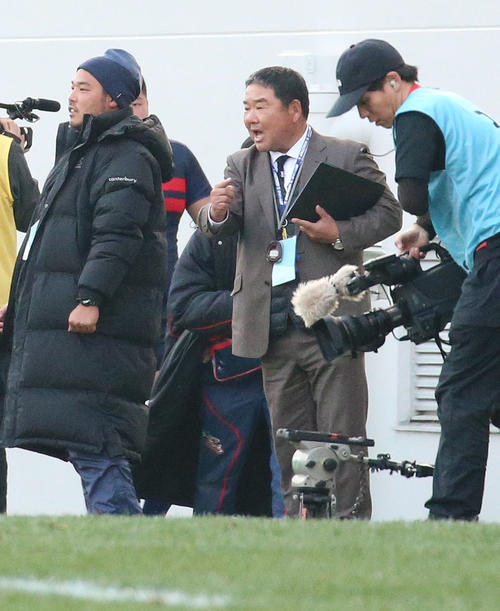 後半、選手たちに指示を出す常翔学園・野上監督（撮影・上山淳一）