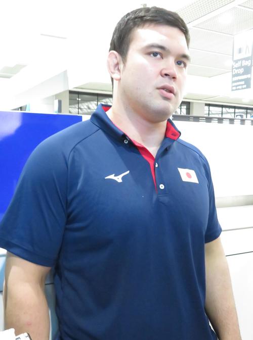 新年の抱負を語るウルフ・アロン（撮影・峯岸佑樹）