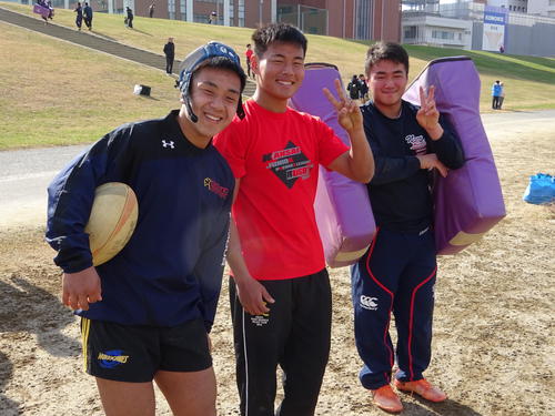 御所実戦前日の練習後、仲間とVサインの常翔学園SO仲間航太（右）（撮影・加藤裕一）