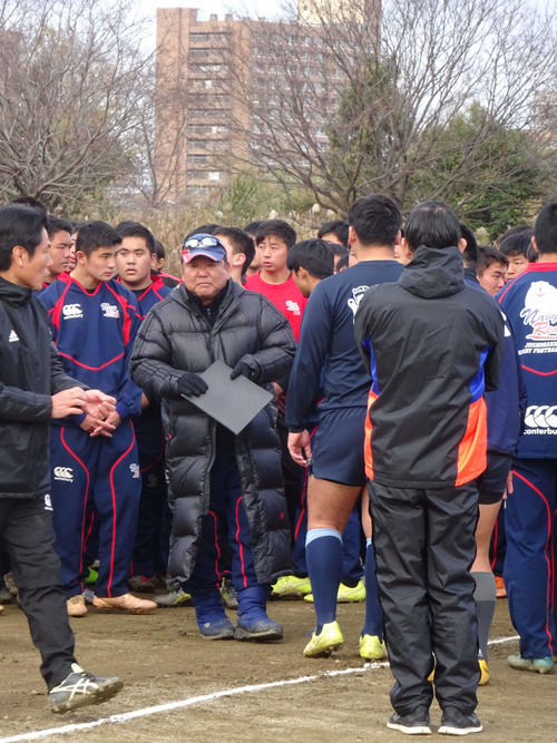 御所実戦前日の練習で選手に指示を与える常翔学園・野上友一監督（中央左）（撮影・加藤裕一）