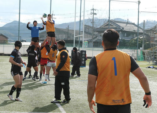 準決勝へ向けラインアウトの練習で調整する御所実フィフティーン　（撮影・渦原淳）