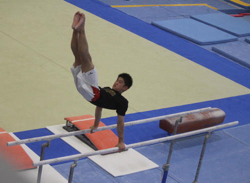 苦手の平行棒に励む橋本