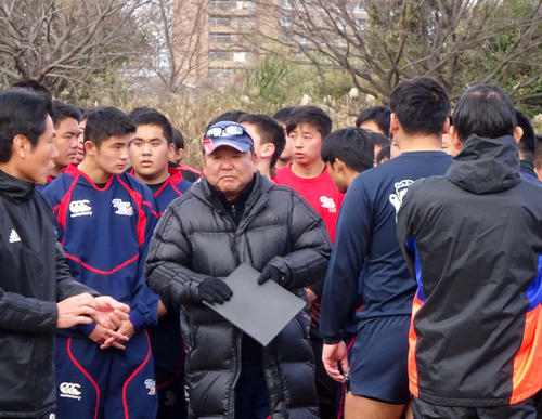 御所実戦に備えた練習で、選手に指示を与える常翔学園・野上監督（中央）（撮影・加藤裕一）
