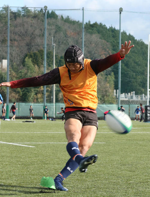 キック練習に余念のない御所実FB石岡（撮影・渦原淳）