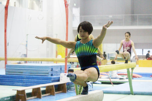 平均台でバランスを取る村上