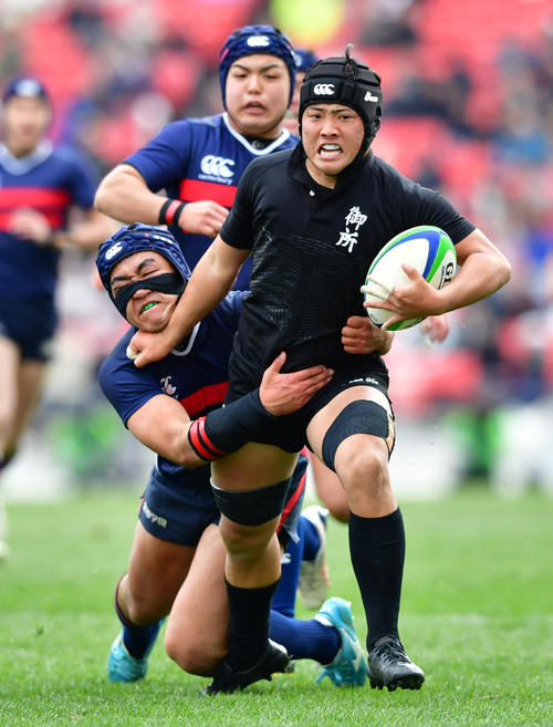 常翔学園対御所実　前半、自陣から独走で大きく前進する御所実フランカー蓑洞功志（右）（撮影・清水貴仁）