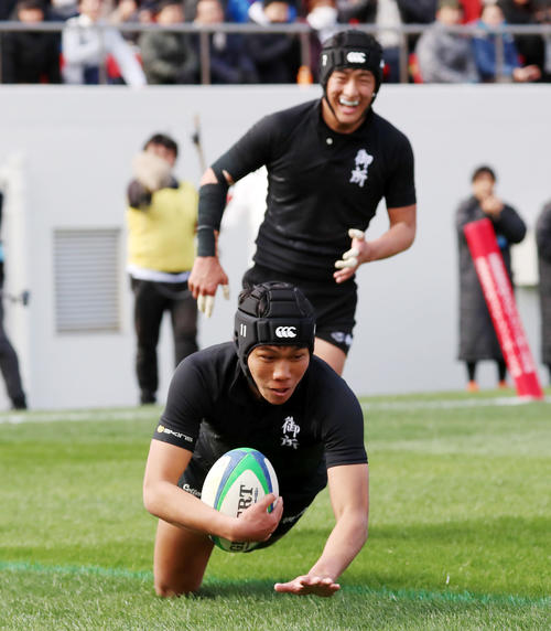 常翔学園対御所実　前半、御所実WTB安田は右中間にトライを決める（撮影・加藤哉）