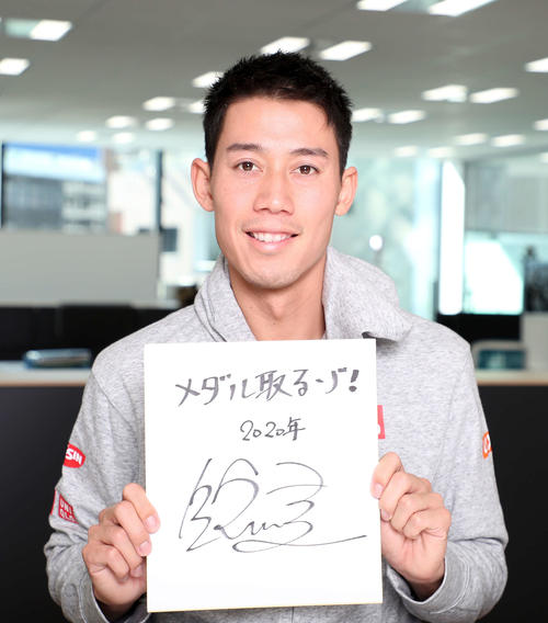 五輪での目標を書き込んだ色紙を手に笑顔を見せる錦織（撮影・鈴木正人）