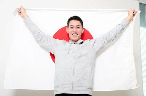 日の丸を手に笑顔を見せる錦織（撮影・鈴木正人）